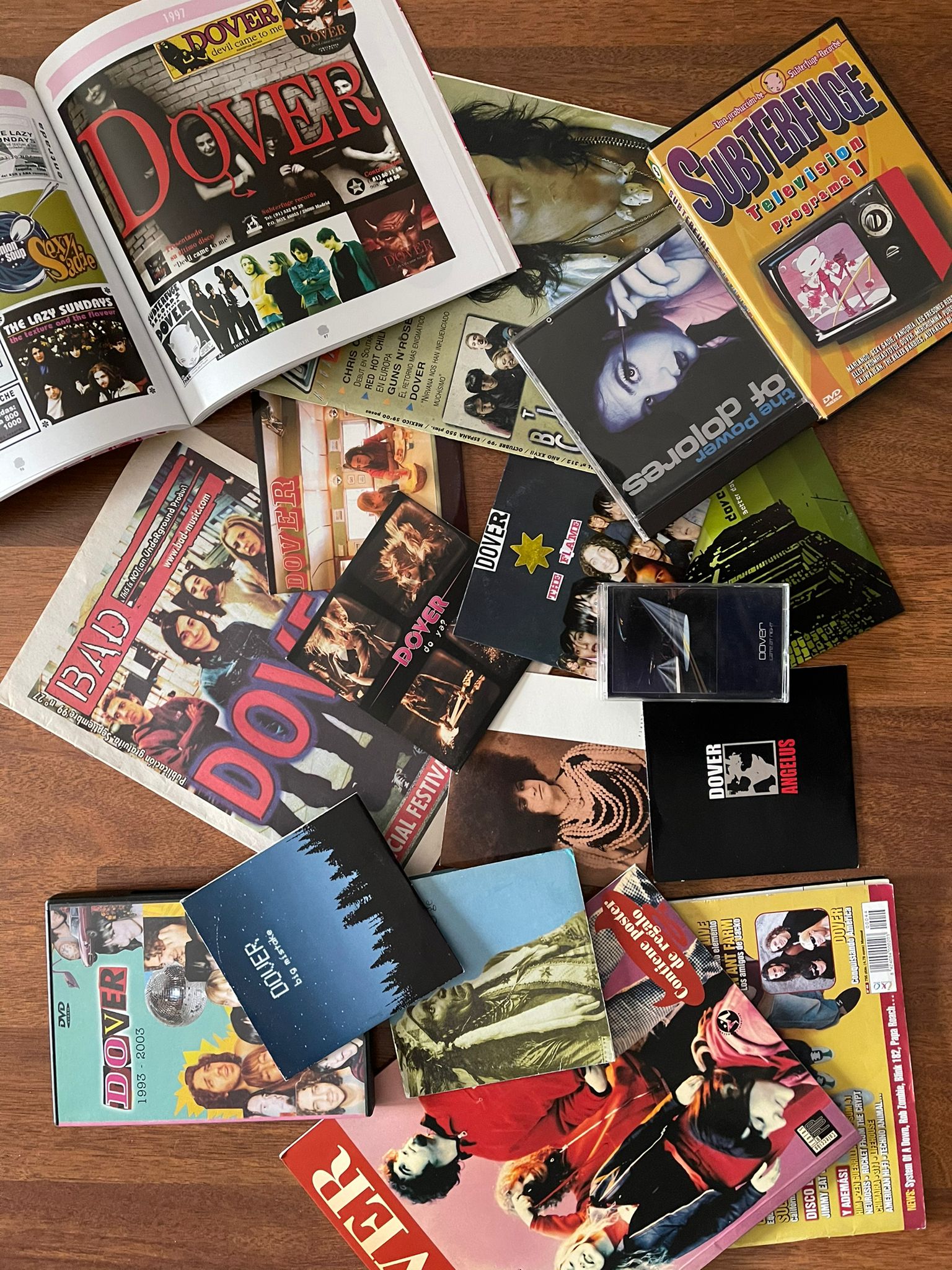 Memorabilia de Dover — discos, revistas y recuerdos