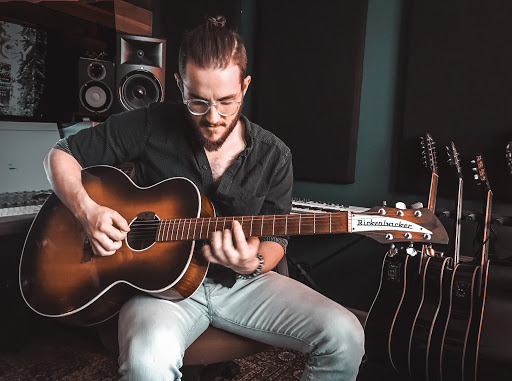 Guitarrista en estudio